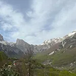 Vellezrit Guri 3* Theth