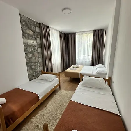Vellezrit Guri 3* Theth