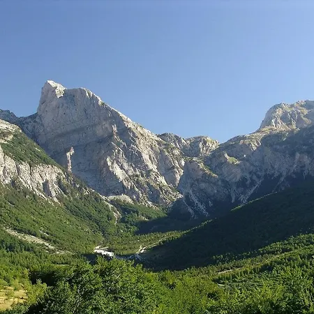 Bed & Breakfast Vellezrit Guri Theth