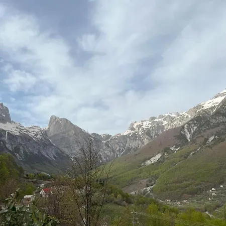 Vellezrit Guri 3* Theth