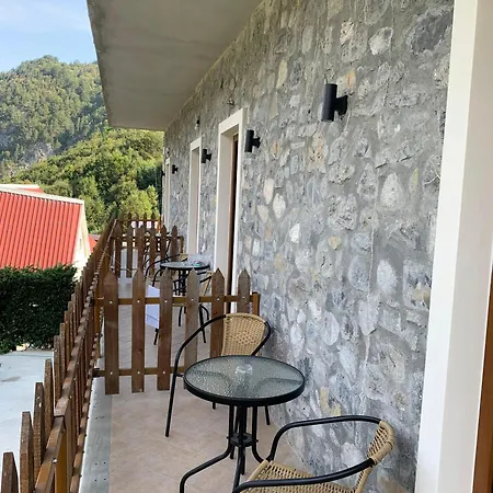 Vellezrit Guri 3* 세스