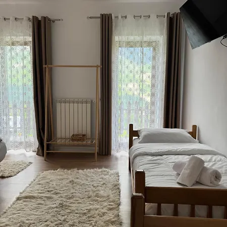 Vellezrit Guri 3*