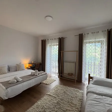 Vellezrit Guri Nocleg ze śniadaniem 3*